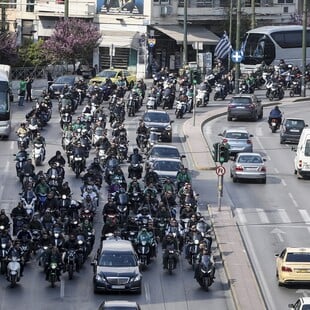 Κηδεία Θανάση Γιαννακόπουλου: Πομπή με εκατοντάδες μηχανάκια στο κέντρο της Αθήνας