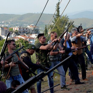 Σε αυτό το ελληνικό χωριό μαζεύονται και πυροβολούν τον Ιούδα