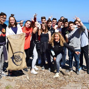Ρόδος: Μαθητές και δύτες ανέσυραν 223 κιλά σκουπίδια από παραλία