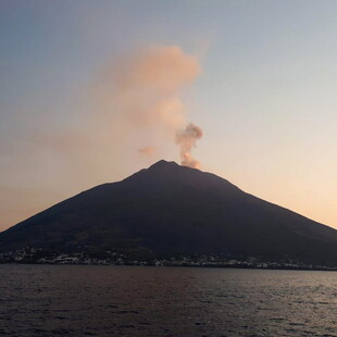 Εντυπωσιακές εικόνες και βίντεο από την έκρηξη του ηφαιστείου Στρομπόλι στην Ιταλία