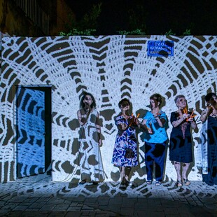 «Ε_ΦΥΓΑ Μικρασία»: Μια καθηλωτική site specific παράσταση στον συνοικισμό των προσφύγων της Ελευσίνας