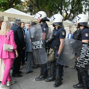 Επεισόδια στην ορκωμοσία Πατούλη στο Ζάππειο - Χημικά σε διαδηλωτές