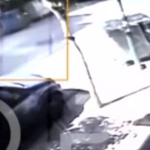 Γουδή: Η στιγμή που η μητροκτόνος σέρνει το πτώμα της μητέρας της τυλιγμένο σε κουβέρτα, στη μέση του δρόμου