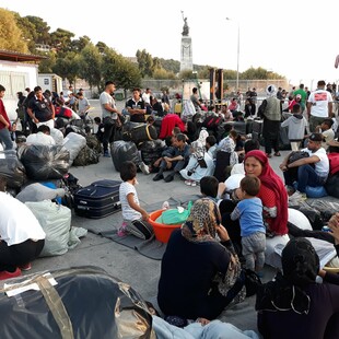 Μυτιλήνη: Ξεκίνησε η επιχείρηση μετακίνησης 1500 προσφύγων και μεταναστών