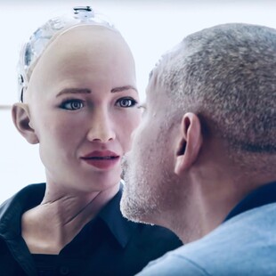 Το ρομπότ "Σοφία" δηλώνει φαν των dating apps