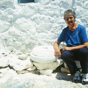 Η σύντομη και απλή ιστορία της υπέροχης Ειρήνης που ζει μόνη στην Κίναρο