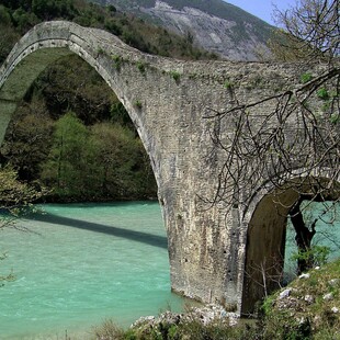 Γεφύρι της Πλάκας: Πώς αναστηλώθηκε το μεγαλύτερο μονότοξο γεφύρι των Βαλκανίων