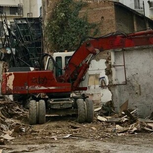 Κατεδαφίζεται το ιστορικό θέατρο Αθήναιον: Μπουλντόζες στην παλιά σκηνή της Πατησίων