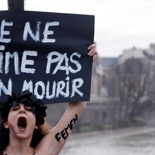 Γυμνόστηθες Femen αλυσοδέθηκαν σε γέφυρα στο Παρίσι ανήμερα του Άγιου Βαλεντίνου