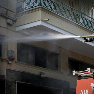 Αγία Παρασκευή: Μεγάλη φωτιά σε συνεργείο - Επιχείρηση της πυροσβεστικής