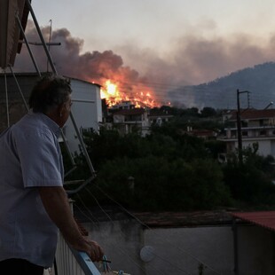 Σε κατάσταση έκτακτης ανάγκης η ανατολική Κορινθία - Μαίνεται η πυρκαγιά