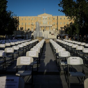 Άδειες καρέκλες στο Σύνταγμα: Διαμαρτυρία των επαγγελματιών στον χώρο της εστίασης