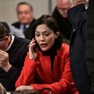 Βουλή: «Τα έχει κάνει σκ****» - H Νάντια Γιαννακοπούλου μιλούσε στο κινητό για την Κεραμέως με ανοιχτό μικρόφωνο