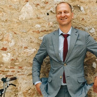 «Να πίνετε πολύ νερό και να λέτε ευχαριστώ»: Ολόκληρη η ομιλία του Θεοφάνη Τάση στους αποφοίτους της Ερασμείου Ελληνογερμανικής Σχολής