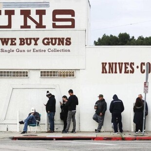 Φρενίτιδα στις ΗΠΑ για αγορά όπλων: Σπεύδουν μαζικά σε οπλοπωλεία και σκοπευτήρια