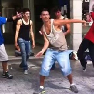 Πριν λίγο: Βreakdancing στην Ερμού (video)
