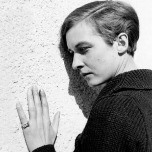 Ανδρόγυνη, μορφινομανής, αριστοκράτισσα: Η μποέμικη ζωή της φωτογράφου Άννεμαρι Σβάρτζενμπαχ