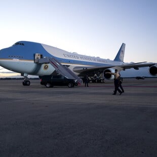 Εισβολέας στην αεροπορική βάση του Air Force One- Μπήκε σε αεροπλάνο που χρησιμοποιεί η κυβέρνηση