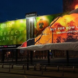 Το BBC καταστρέφει τις διαφημιστικές του αφίσες και δείχνει πόσο κοντά είναι ο πλανήτης στην καταστροφή