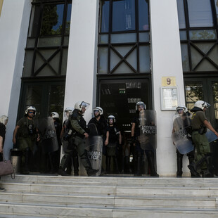 Επεισόδια με χημικά και πέτρες στην Ευελπίδων - Για τις χθεσινές συλλήψεις στο Γαλάτσι