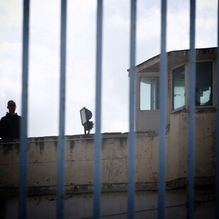 Απόπειρα απόδρασης στις φυλακές Αυλώνα- Κρατούμενοι έσπασαν τα κάγκελα παράθυρου