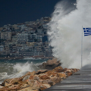 Σε εξέλιξη το ψυχρό μέτωπο που θα «σαρώσει» τη χώρα - Θυελλώδεις άνεμοι, καταιγίδες και χιόνια