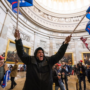 Εισβολή στο Καπιτώλιο: H στιγμή της φυγάδευσης των Πενς και Ρόμνεϊ [ΒΙΝΤΕΟ]