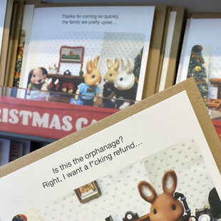 Οργή για χριστουγεννιάτικη κάρτα που «αστειευόταν» με τα υιοθετημένα παιδιά από ορφανοτροφεία