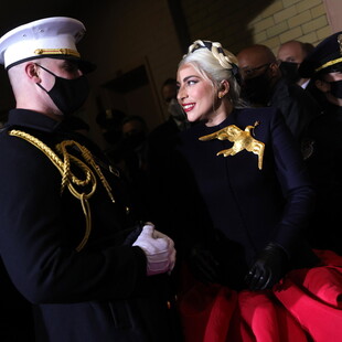 Η ιστορία του πεζοναύτη που συνόδευε τη Lady Gaga στην ορκωμοσία Μπάιντεν - Πώς επιλέχθηκε