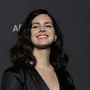 Η Λάνα Ντελ Ρέι διασκεύασε τον ύμνο της Liverpool «You Never Never Walk Alone»