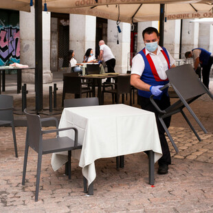 Γάλλοι συρρέουν στα καφέ και στα μπαρ της Μαδρίτης - «Είναι όλα ανοιχτά εδώ»
