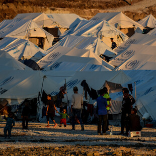 Λέσβος: Συμφωνία Ελλάδας-ΕΕ για πρότυπη δομή φιλοξενίας προσφύγων και μεταναστών στο νησί