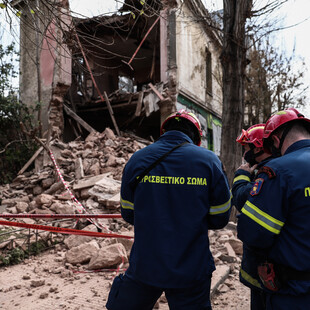 Κατέρρευσε τμήμα κτιρίου στην Πατησίων - Στο σημείο η πυροσβεστική με διασωστικό σκύλο [ΕΙΚΟΝΕΣ]