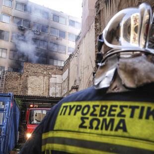 Τραγωδία στη Θεσσαλονίκη: 16χρονος ανασύρθηκε χωρίς τις αισθήσεις του από φλεγόμενο διαμέρισμα