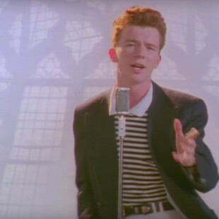 O Rick Astley βγάζει το παλτό του και «ρίχνει» το TikTok [BINTEO]