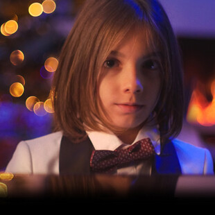 Christmas Will Never Die: Ο μικρός πιανίστας Στέλιος Κερασίδης παρουσιάζει στη LiFO τη νέα του χριστουγεννιάτικη σύνθεση