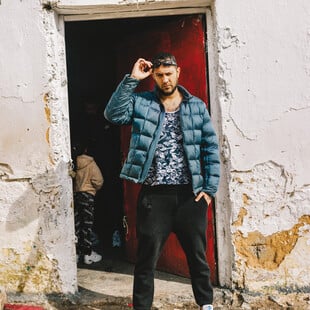 Billy Sio: Ο «trap lord» από τα Άνω Λιόσια εξηγεί γιατί το τραπ δεν είναι (μόνο) λεφτά και λάμψη