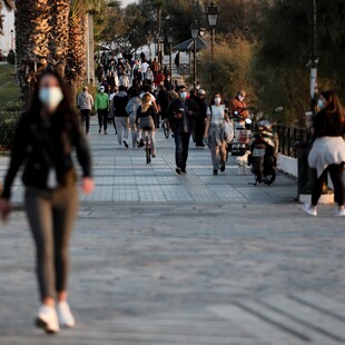 SMS στο 13033: Τι αλλάζει με τον κωδικό «6» - Μετακινήσεις μόνο με τα πόδια 
