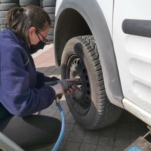 Γυναίκα αλλάζει λάστιχο
