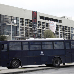 Κλούβες της αστυνομίας έξω από το ΑΠΘ