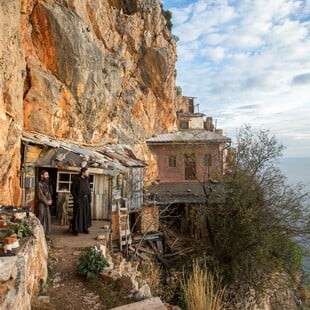 Στις απόκρημνες σκήτες του Αγίου Όρους