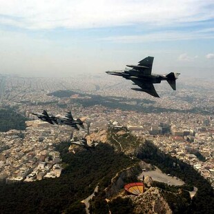 Oι φωτογραφίες της Αθήνας από τα μαχητικά που έκαναν χαμηλές πτήσεις