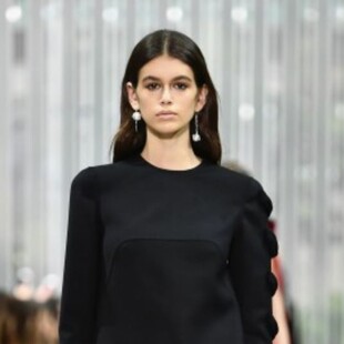 Valentino με Κοτιγιάρ και Κάρλα Μπρούνι στις πρώτες σειρές και Κάια Γκέρμπερ στην πασαρέλα