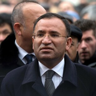 Μποζντάγ: Η Τουρκία δεν είναι υπέρ μίας χώρας, ούτε εναντίον κάποιας άλλης στη Συρία