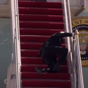 Ο Τζο Μπάιντεν πεσμένος σε σκάλες
