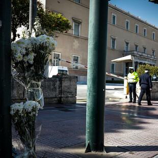 Βουλή: Βάζουν φανάρι στην είσοδο της Βουλής