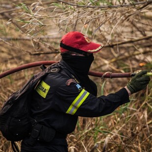 Σε εξέλιξη πυρκαγιά που ξέσπασε από κεραυνούς στη Χαλκιδική