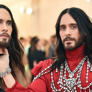 Met Gala 2019: O Jared Leto με το κομμένο του κεφάλι στο χέρι και το τρελό κόνσεπτ στο πρόσωπο Ezra Miller