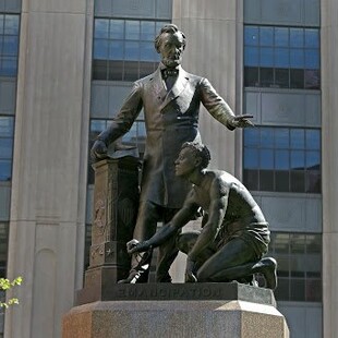 Βοστόνη: Απομακρύνεται το άγαλμα του Λίνκολν με έναν μαύρο σκλάβο γονατισμένο μπροστά του