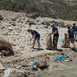 Το SeaChange Greek Islands στις Μικρές Κυκλάδες: Μάζεψαν εκατοντάδες κιλά σκουπιδιών από παραλίες και τον βυθό